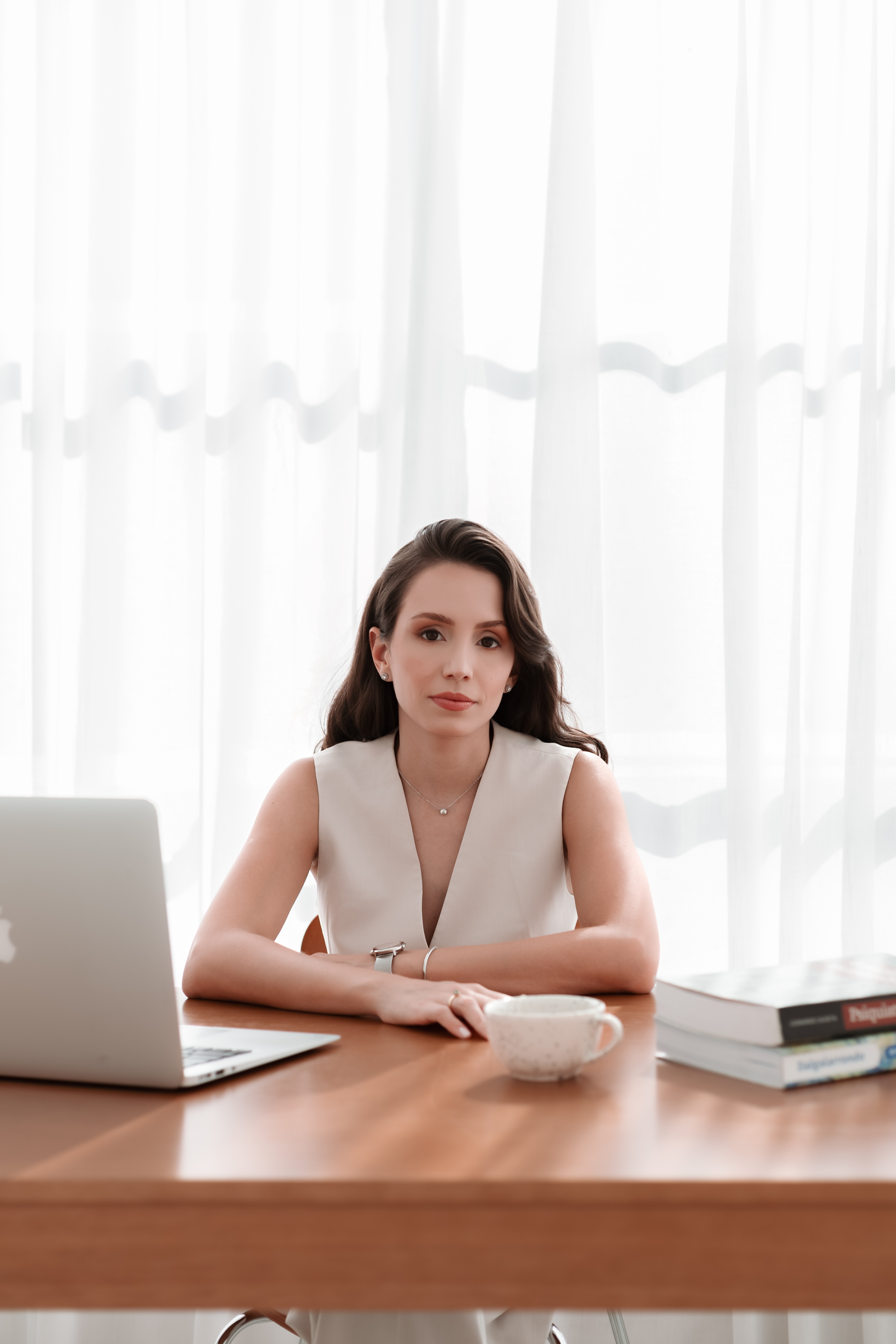 Dra. Natalia tomando notas